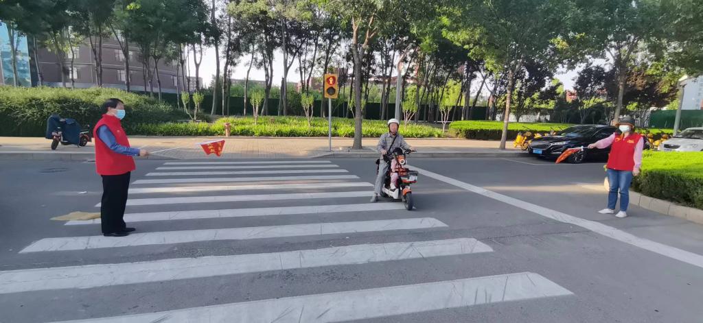 默默坚守在交通要道