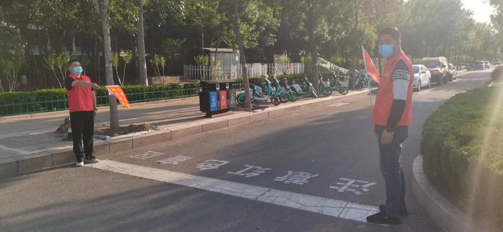 默默坚守在交通要道、枢纽入口