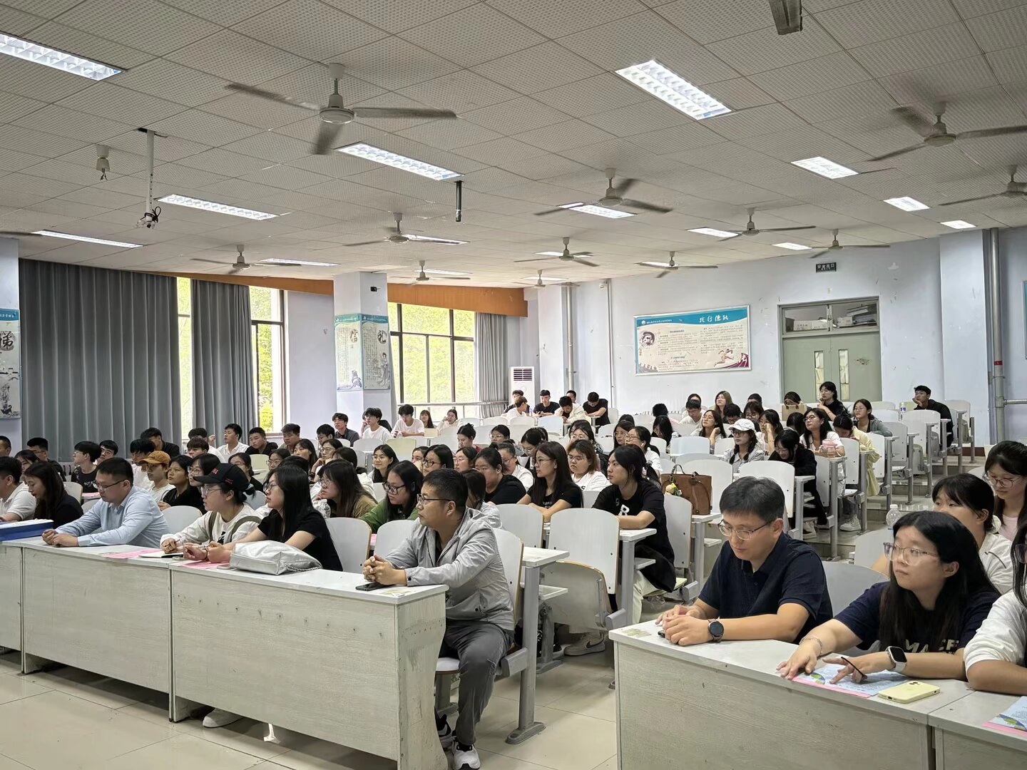 在宣讲会上