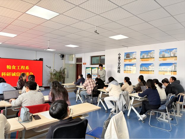 化工技术科研室主任石全见围绕“科研诚