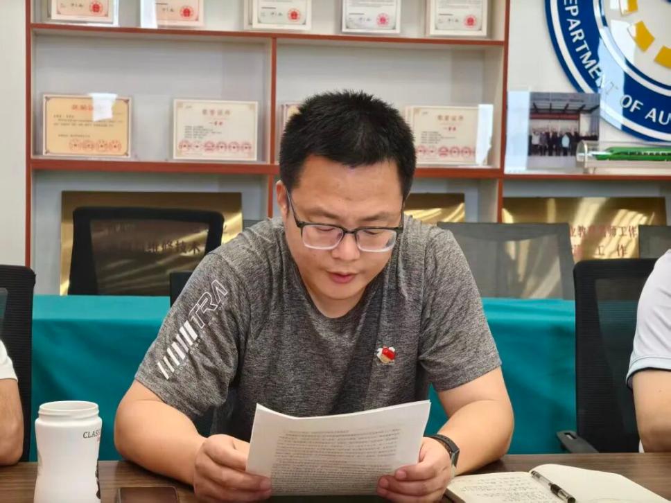 引导全体教职工党员树立正确价值导向
