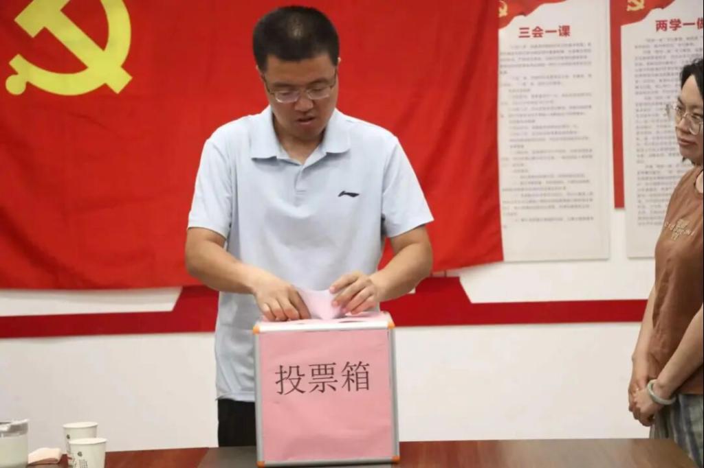 认为他们政治立场坚定