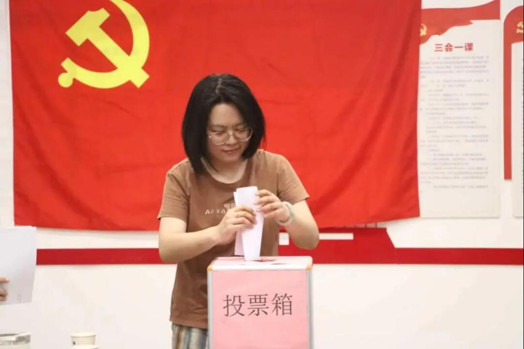 并宣读了《转正申请书》