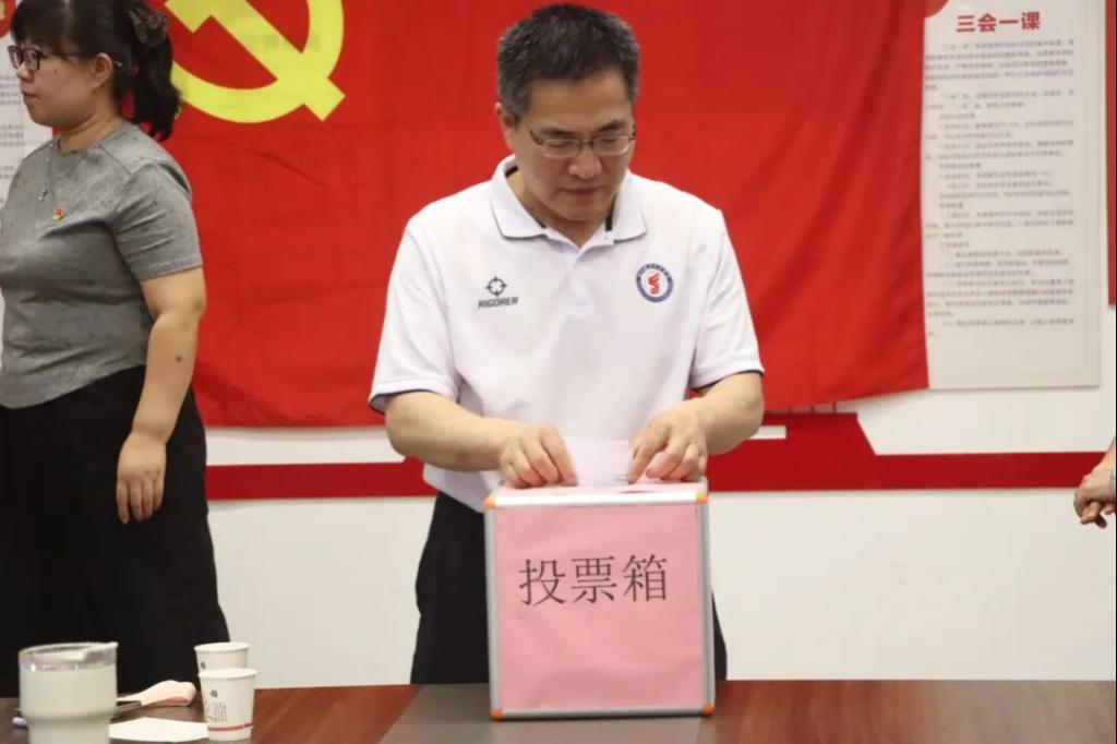 汽车工程系第一党支部书记王猛同志宣读