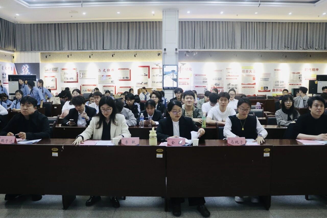 既有对党的百年奋斗历程的深情回望