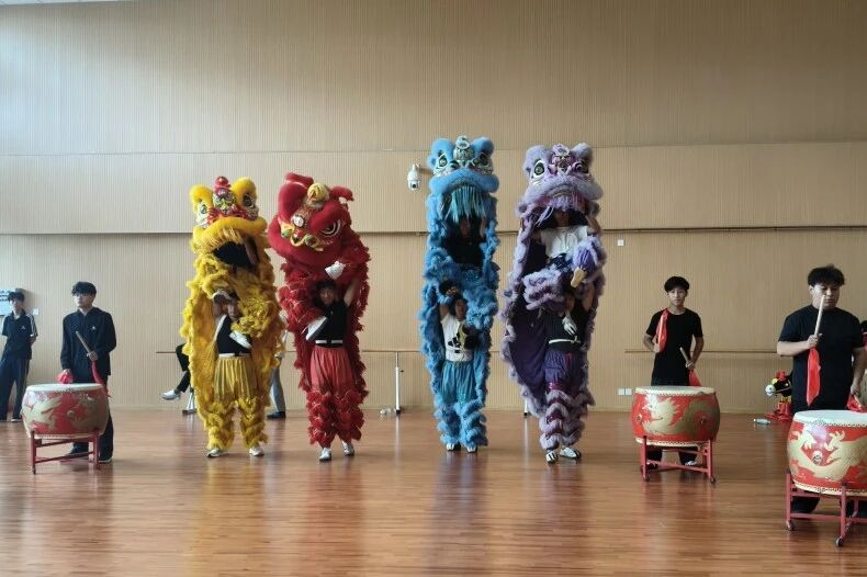 摆眸甩尾