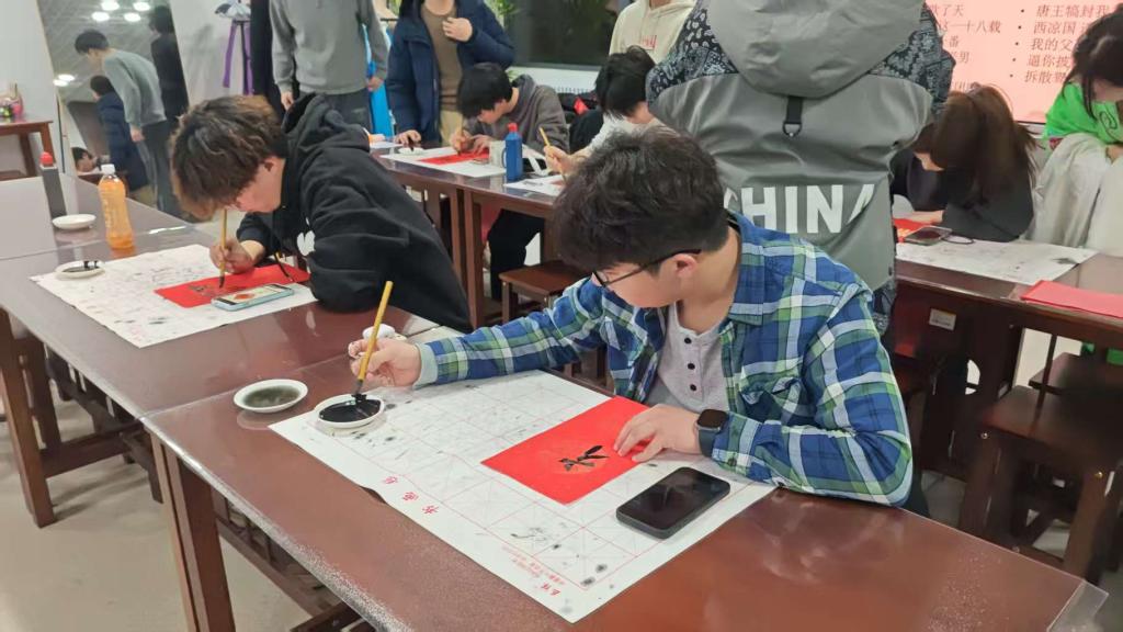 共同营造出校园传统文化交融的生动景致