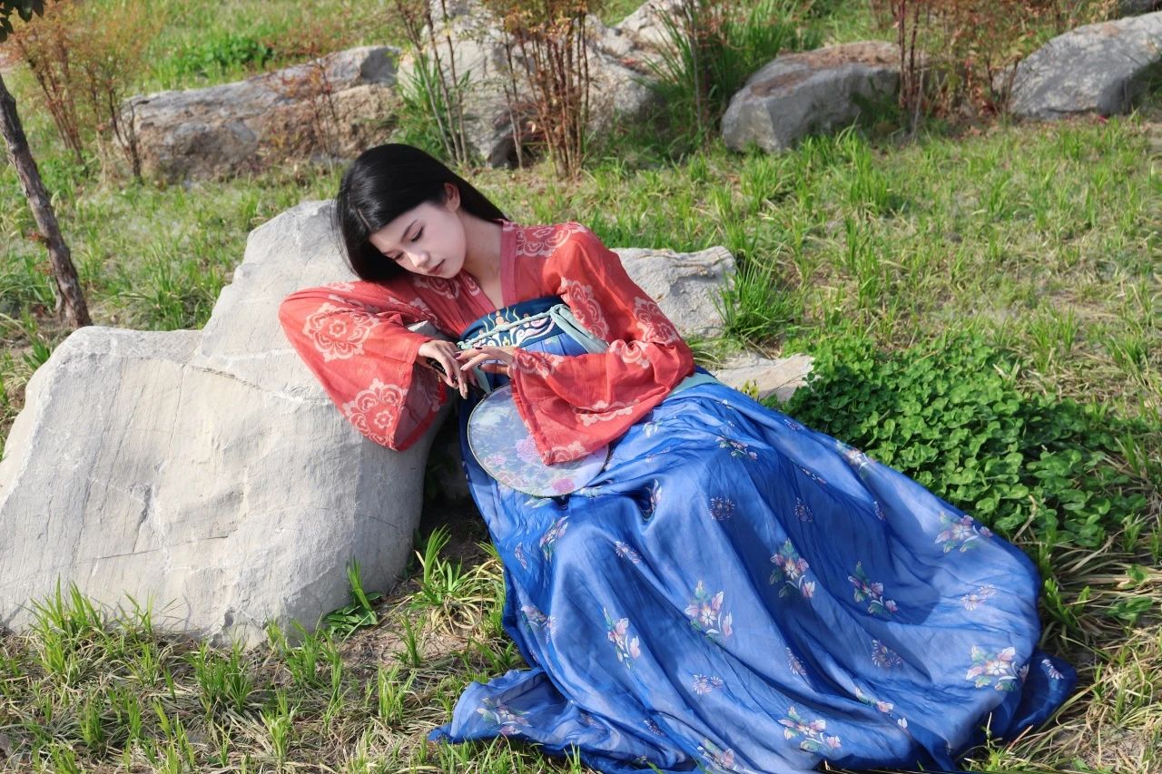 同学们身着华美的汉服