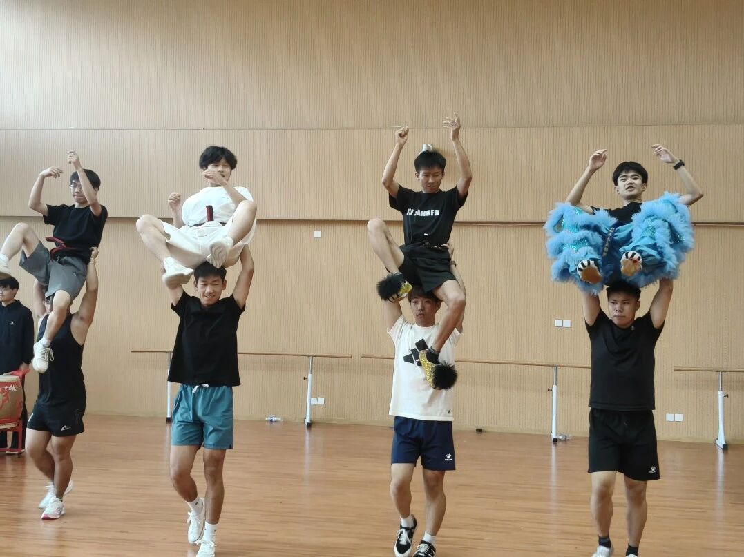 跑驴演员身段轻快婉转