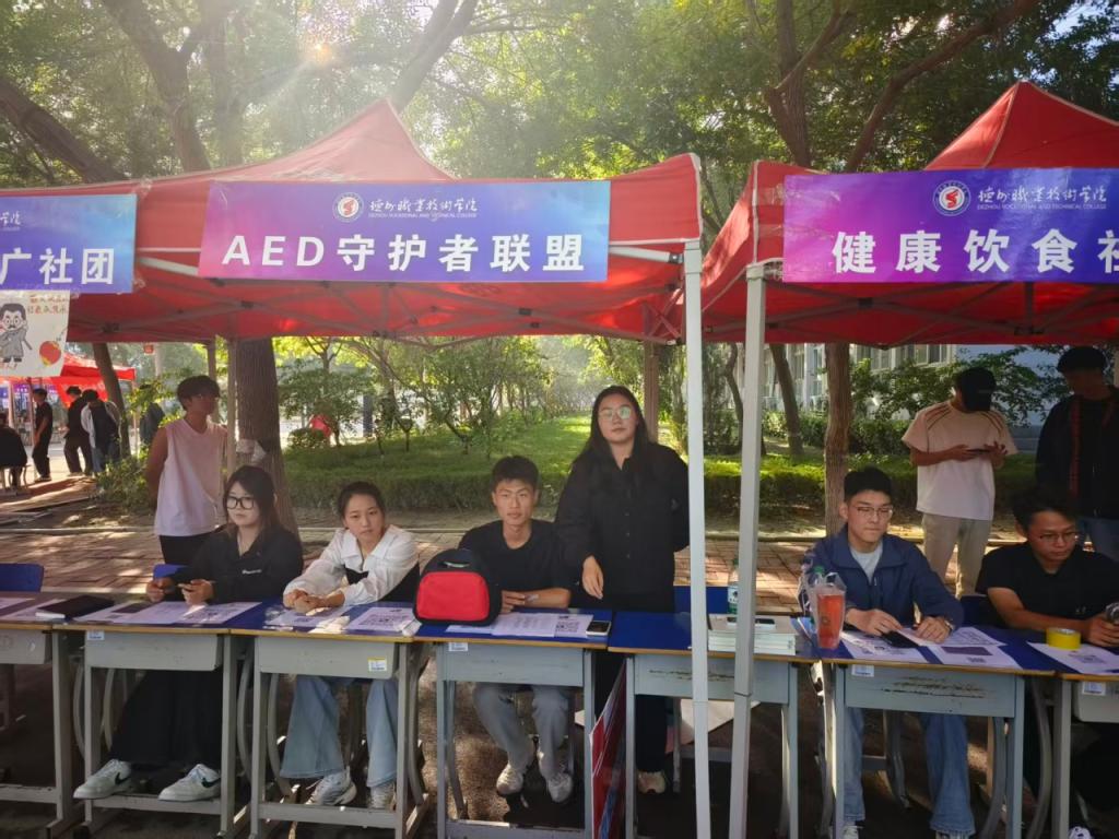 各社团在此发出青春邀请函