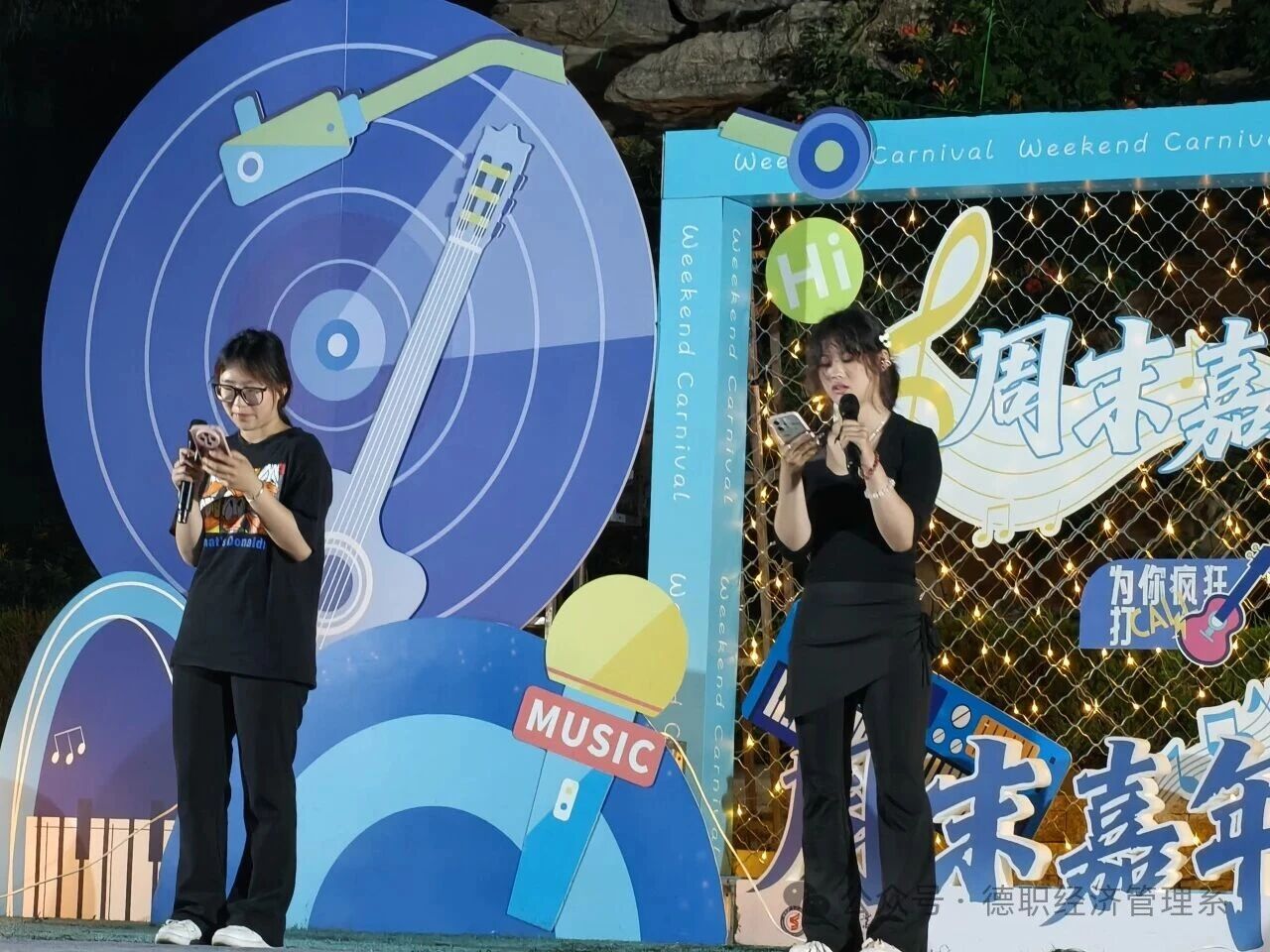 带动台下观众齐声跟唱