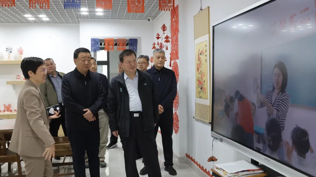 樊兆杰主持座谈会