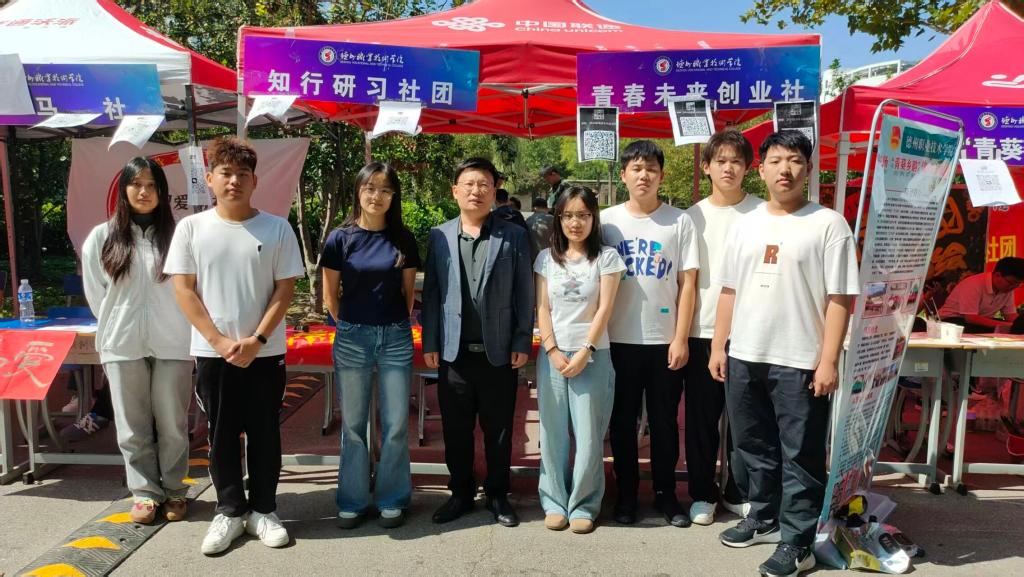 各位“新同学”是否已开启精彩校园生活？