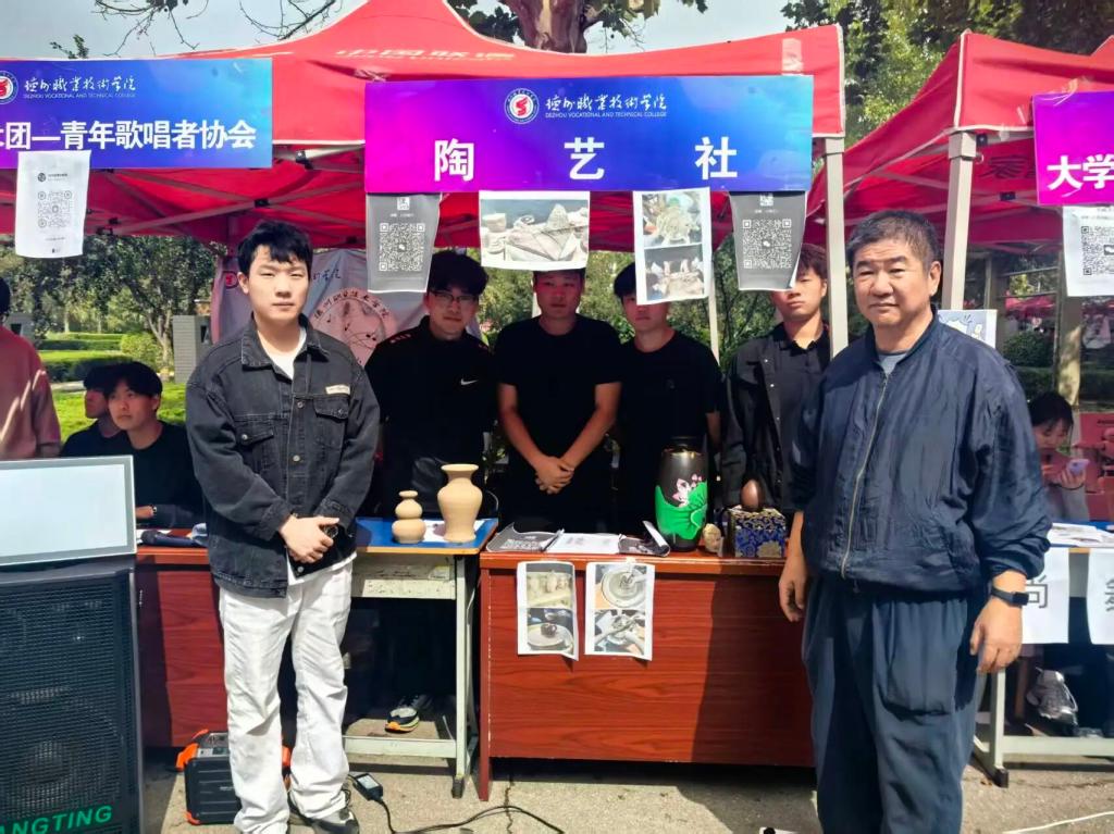 开学的余音还在校园回荡