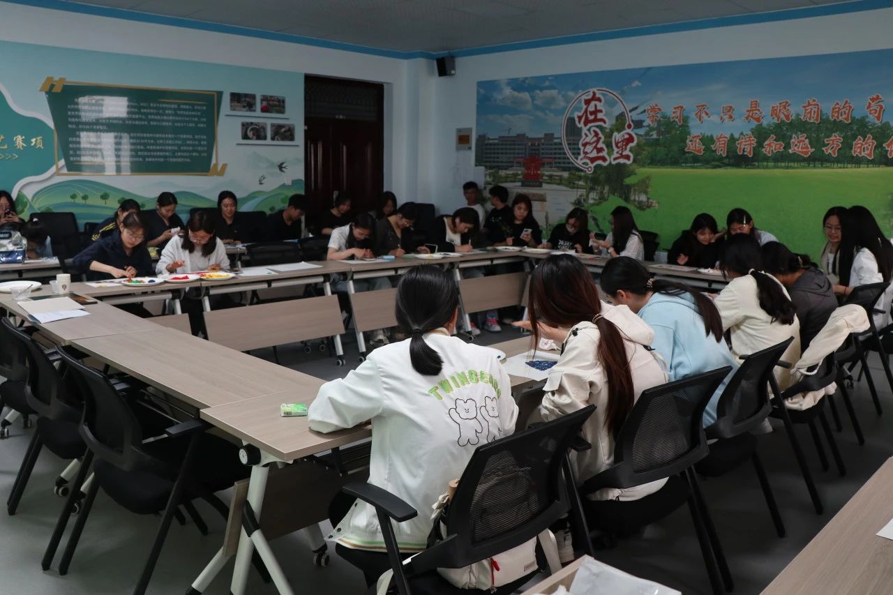 吸引了全系各班同学积极参与