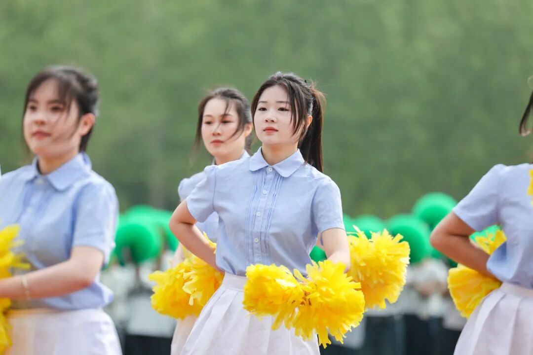步履铿锵有力彰显着蓬勃向上的青春力量