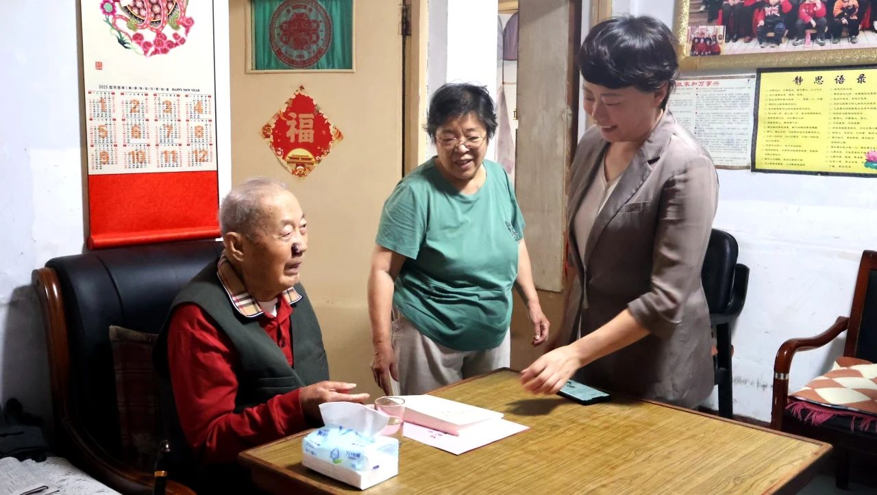 宣传部部长朱弘等到部分老党员和生活困